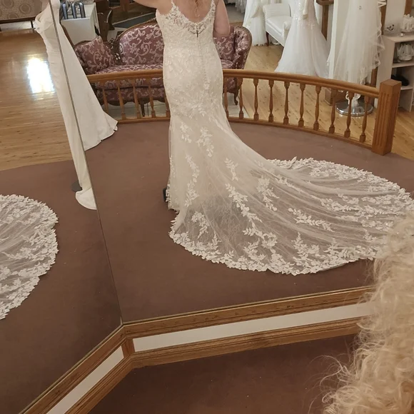 Wedding dress - Picture 7 of 11